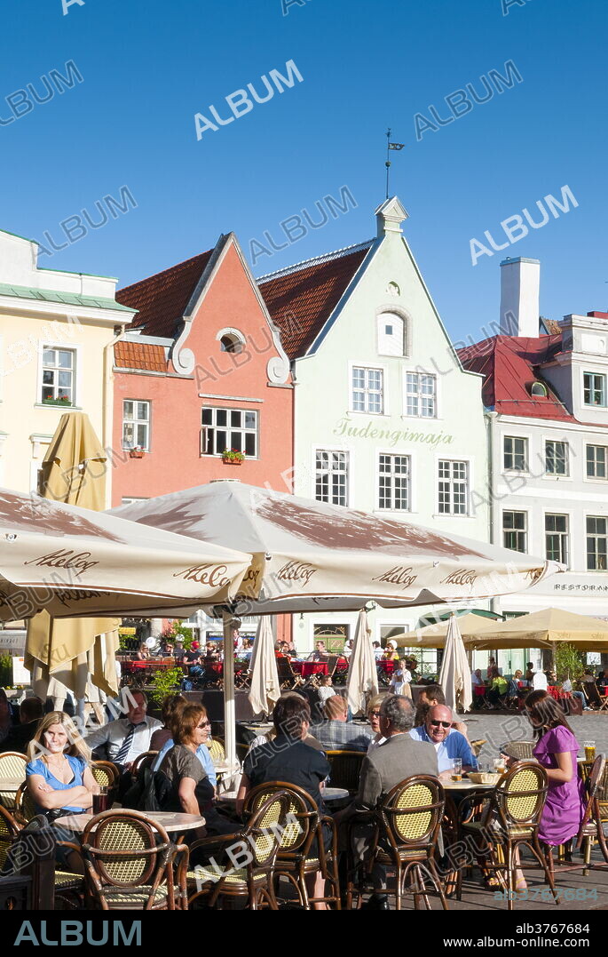 Raekoja Plats (Town Hall Square), Old Town of Tallinn, UNESCO World Heritage Site, Estonia, Baltic States, Europe.