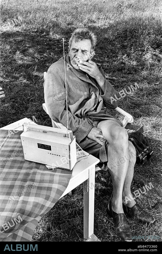 FINLAND 1970-07.. NÄR TIDEN STOD STILLA. TV-pjäs om en lycklig familj i upplösning av Kerstin Vinterhed i regi av Göran Graffman.. Sänt första gången 1970-10-18.. Här ses skådespelaren Erik Hell.. Foto: Bertil S-son Åberg / RiR / SVT / Kod: 5600. Reportage publ. i RiR 34/70 sid 8-10 och RiR 43/70 sid. 14-15, 71.. RiR 19898 sv/v neg.