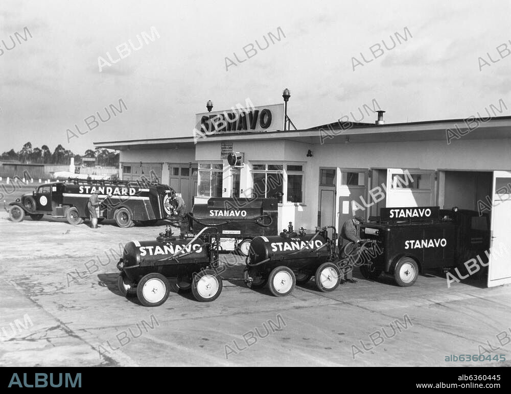 Technik: Benzin.-"STANAVO"-Tankwagen auf dem Flughafen Tempelhof in Berlin.-Foto, 1938.