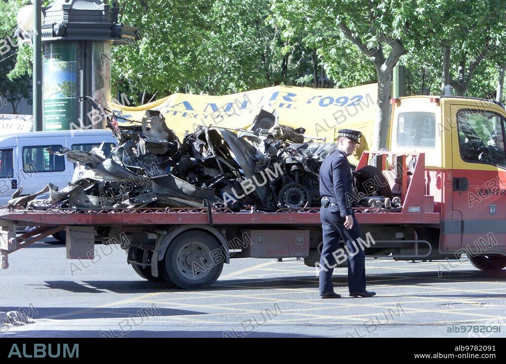 Mayo 2002. Madrid...1..5..02..Atentado de eta en la Castellana-estadio Santiago Bernabeu...Foto Chema Barroso/Jordi Romeu...Archdc...El coche bomba.
