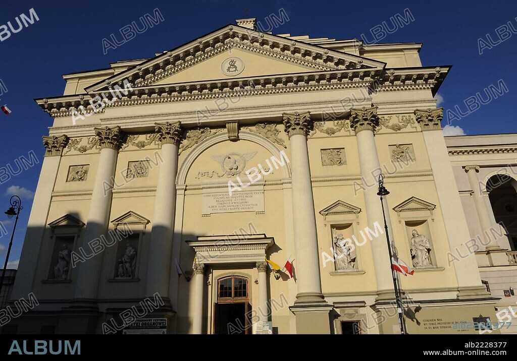 POLONIA. VARSOVIA. Iglesia de Santa Ana con fachada neoclásica del siglo XVIII.