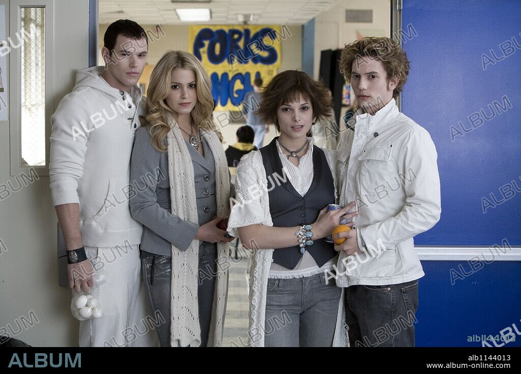 ASHLEY GREENE, JACKSON RATHBONE, KELLAN LUTZ and NIKKI REED in TWILIGHT, 2008, directed by CATHERINE HARDWICKE. Copyright IMPRINT ENTERTAINMENT/MAVERICK FILMS/SUMMIT ENTERTAINMENT/ / NEWCOMB, DEANA.