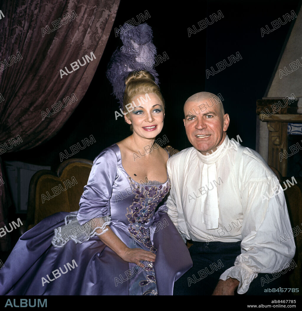 ARKIV 1964-10-27. Sångerskan och skådespelerskan Ulla Sallert och Robert Preston i samband med premiären av musikalen "Ben Franklin i Paris" på Broadway i New York, USA, 27:e oktober 1964.. Foto: UPI / SCANPIX / Kod: 450.