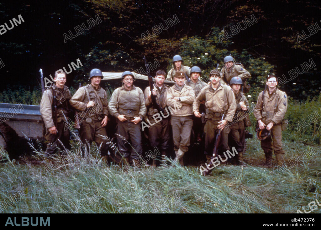 ADAM GOLDBERG, BARRY PEPPER, DALE DYE, EDWARD BURNS, GIOVANNI RIBISI, JEREMY DAVIES, TOM HANKS, TOM SIZEMORE and VIN DIESEL in SAVING PRIVATE RYAN, 1998, directed by STEVEN SPIELBERG. Copyright DREAMWORKS.