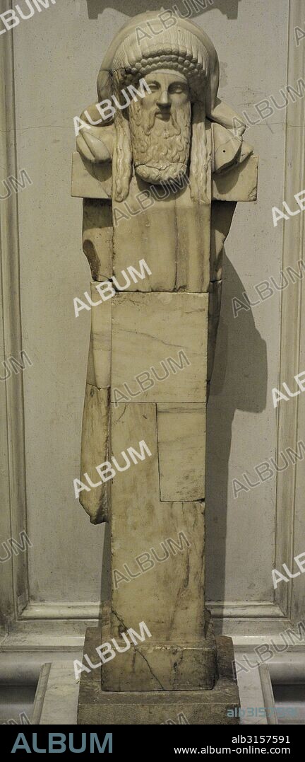 Herma o pilar cuadrado con el busto Hermes. Trabajo romano inspirado de un original griego del siglo V a. C. Mármol. Procedente de Atenas, Grecia. Utilizados como hitos o marcas para señalar y delimitar carretera, fronteras y límites de propiedad. Función apotropaica (alejamiento de lo maligno). Museo del Hermitage (The State Hermitage Museum). San Petersburgo. Rusia.