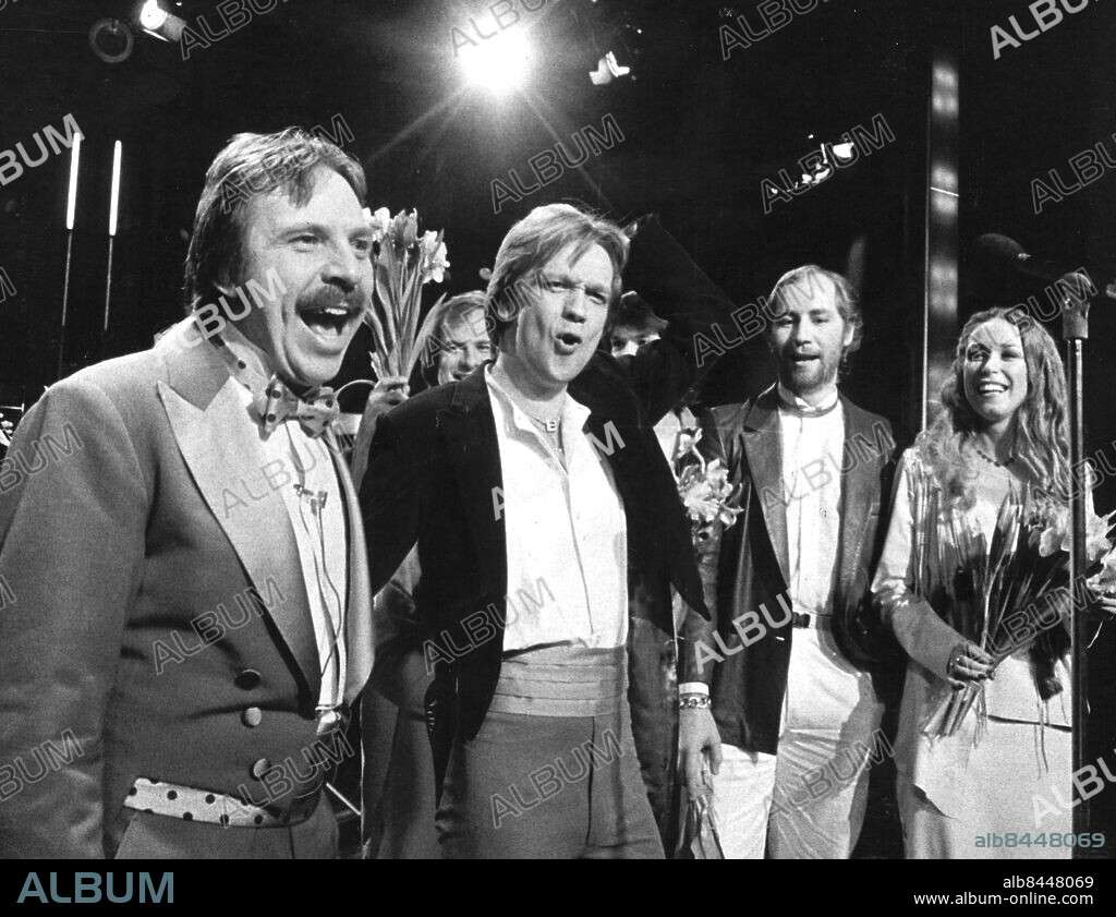 Stockholm 1981-02-21. Melodifestivalen 1981. Programledaren Janne "Loffe" Carlsson gratulerar Björn Skifs som vunnit med "Fångad i en dröm". Th ses Janne Lucas och Britta "Tania" Johansson. I bakgrunden skymtar Lasse Holm. Foto: Per Kagrell / Expressen / TT / Kod: 26. ** AFTONBLADET OUT **.