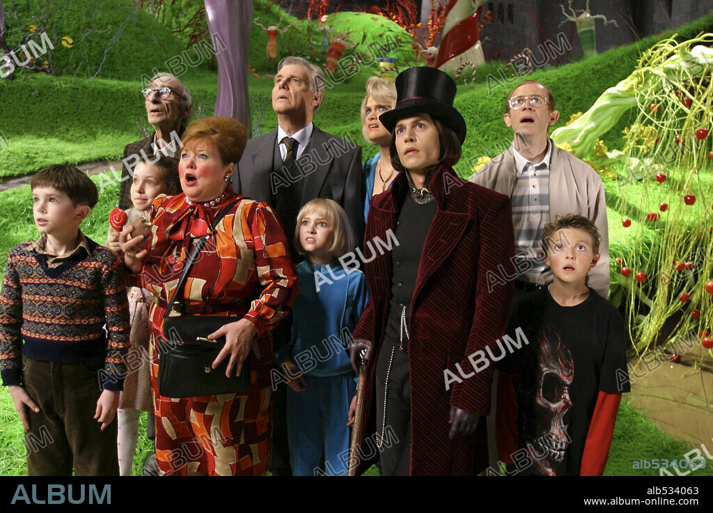 ADAM GODLEY, ANNASOPHIA ROBB, DAVID KELLY, FRANZISKA TROEGNER, FREDDIE HIGHMORE, JAMES FOX, JOHNNY DEPP, JORDAN FRY, JULIA WINTER and MISSI PYLE in CHARLIE AND THE CHOCOLATE FACTORY, 2005, directed by TIM BURTON. Copyright WARNER BROS. / MOUNTAIN, PETER.