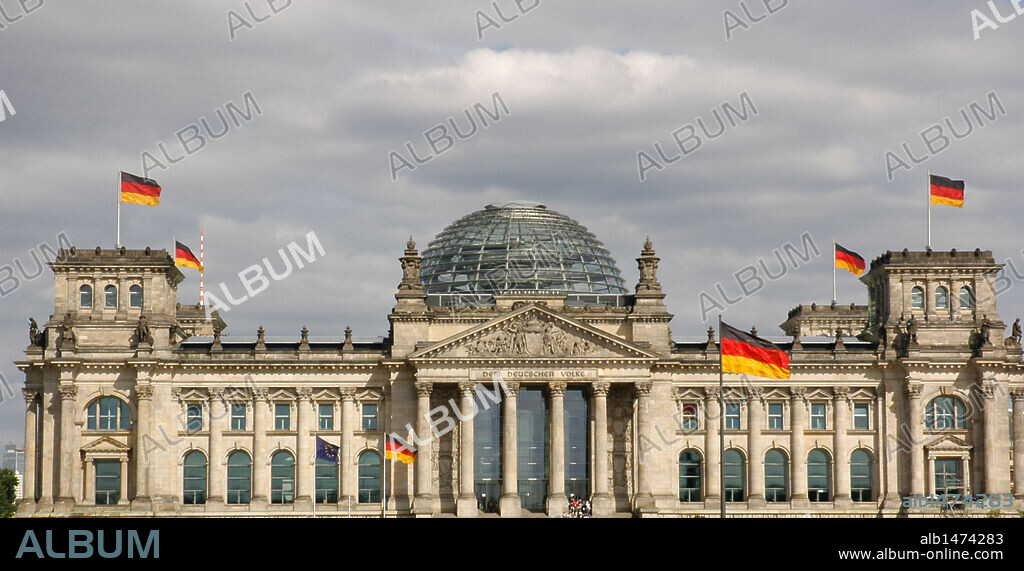 PARLAMENTO ALEMAN. Ubicado en el edificio del REICHSTAG. Construído entre 1884 y 1894 (S. XIX) por el arquitecto alemán Paul Wallot y reconstruído por Norman Foster entre 1992 y 1999. S. XX. Berlín. Alemania.