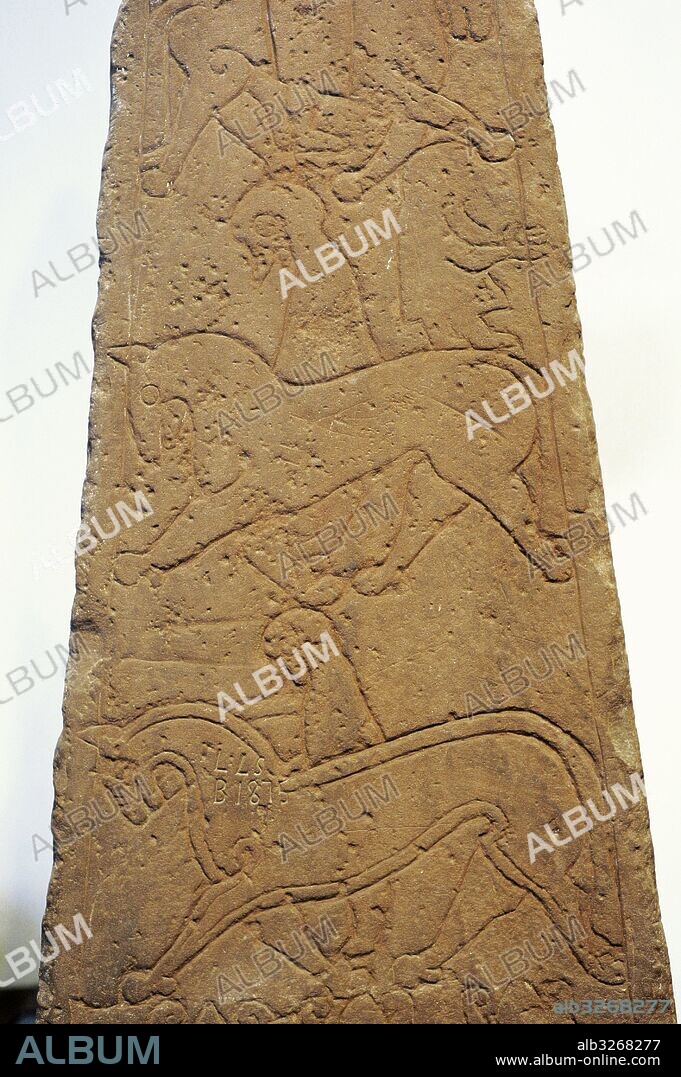 Escandinavia. Paso del paganismo al cristianismo. Piedra Dynna, Gran, Oppland. Hacia el 1040-50. Piedra con inscripción rúnica. La imagen de la cara principal, muestra escena de la Natividad. La parte superior, decorada en estilo Ringerike. Una inscripción en el lado derecho. Estela homenaje, erigido por una madre en memoria a su hija muerta. Detalle de tres hombes desarmados a caballo. Museo de Historia (Historical Museum). Oslo. Noruega.