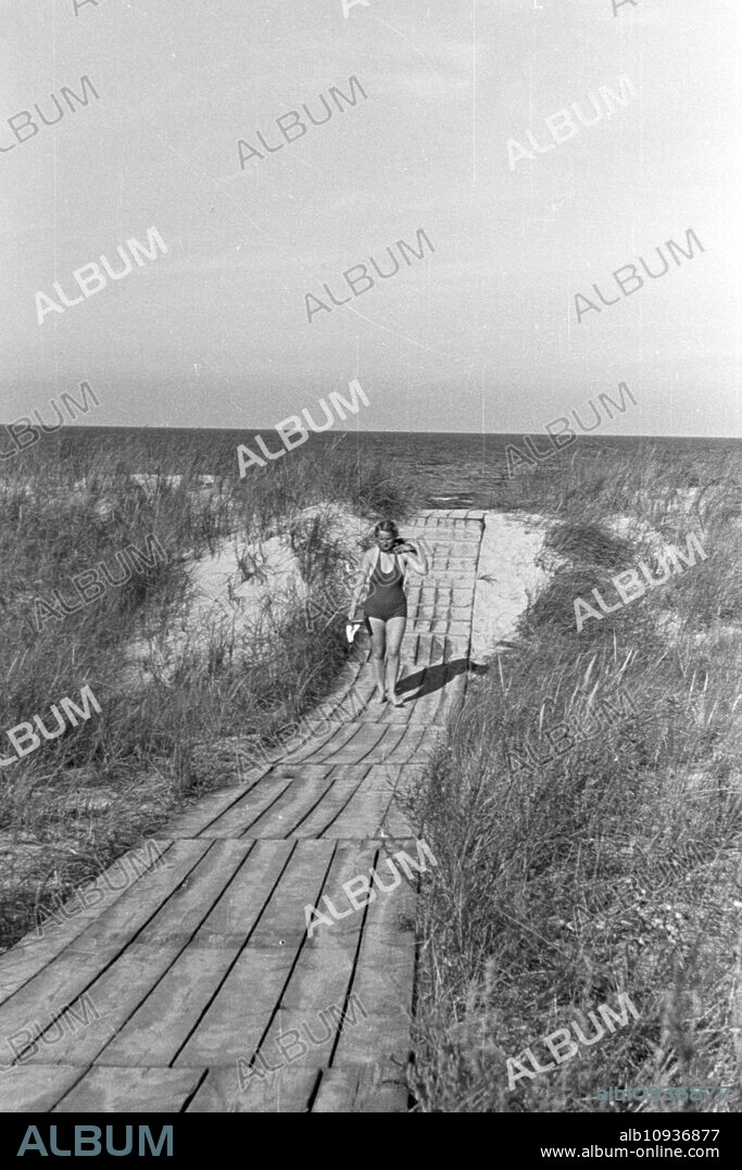 Holidaymaker on the beach at the Baltic Sea, Germany 1930s.