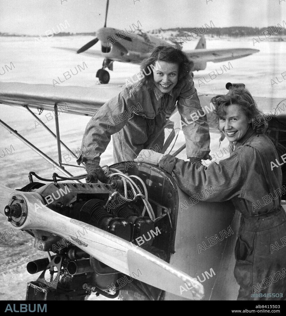 STOCKHOLM 19490123 - Avitriserna Berit Myrén och Ingrid Wickman arbetar på sin 2-sitsiga Piper Cub inför den planerade flygturen till New Delhi i Indien. Flygturen som beräknades ta 22 dagar tur och retur slutade i Sverige två och en halv månad senare. Till Indien kom de aldrig men väl till Afrika och Kanarieöarna. Foto: DEX Kod: 192 COPYRIGHT SCANPIX SWEDEN.