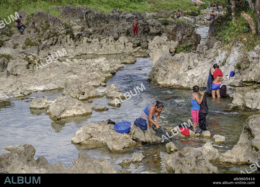 mujeres lavando ropa en el rio Cuatro Chorros, La Parroquia, Zona Reina, Quiche, Guatemala, America Central.