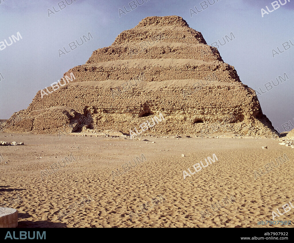 IMHOTEP O IMUTES. PIRAMIDE ESCALONADA DE ZOSER - III MILENIO AC - FOTO AÑOS 70.