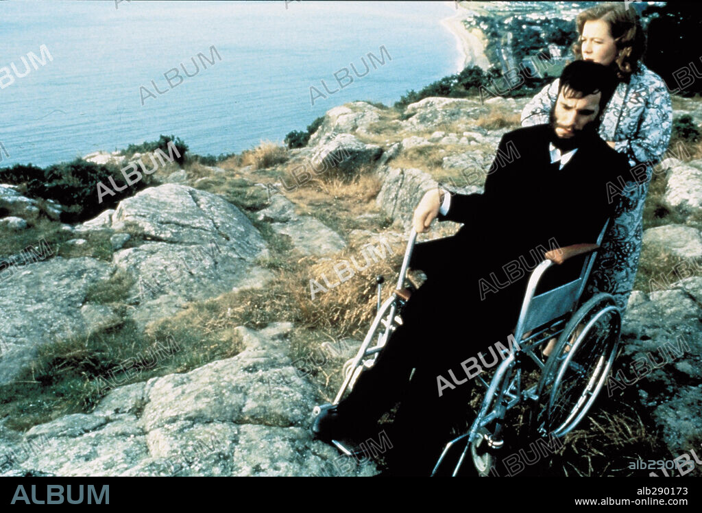 DANIEL DAY-LEWIS en MI PIE IZQUIERDO, 1989 (MY LEFT FOOT), dirigida por JIM SHERIDAN. Copyright GRANADA/MIRAMAX.