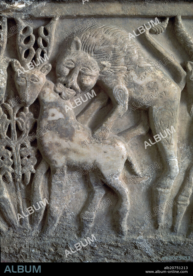 PILA DEL REY BADIS CONOCIDA TAMBIEN COMO PILA DE ALMANZOR - DETALLE DEL LEON CAZANDO - SIGLO X - MARMOL.