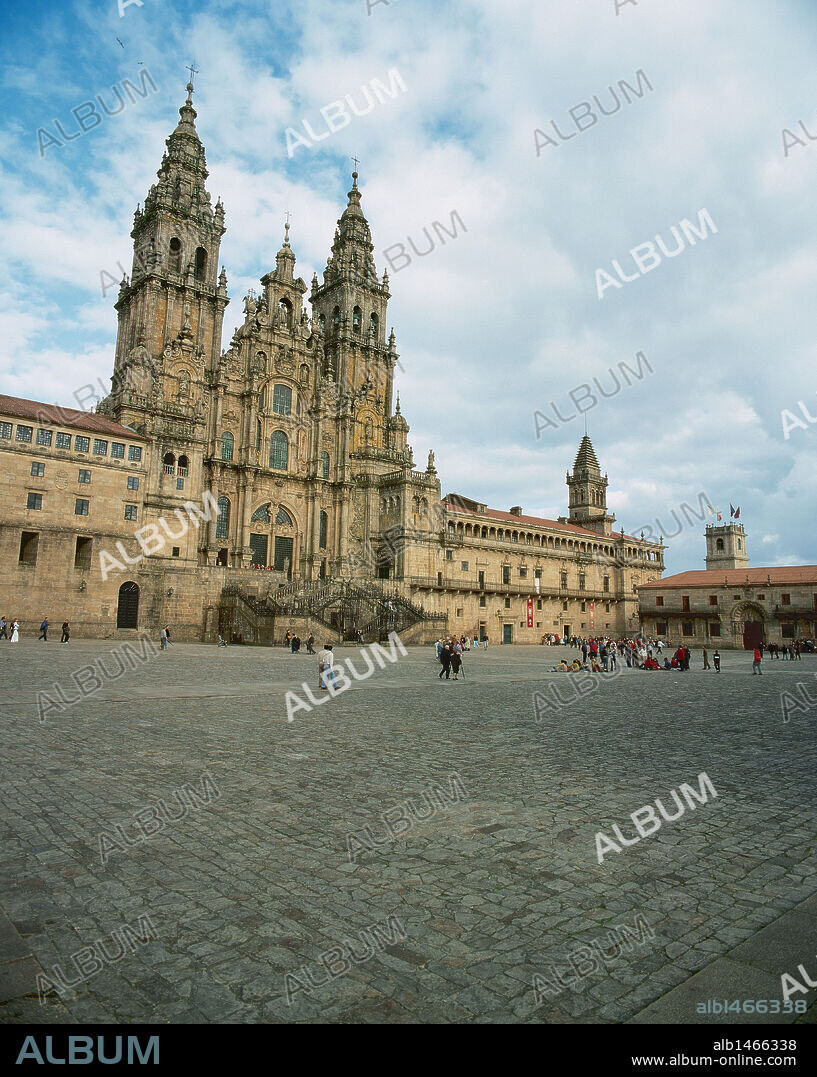 GALICIA. SANTIAGO DE COMPOSTELA. Plaza del Obradoiro con la fachada barroca de la Catedral. S. XVIII. Provincia de A Coruña. España.