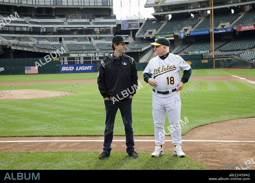 BENNETT MILLER and PHILIP SEYMOUR HOFFMAN in MONEYBALL, 2011, directed by BENNETT MILLER. Copyright COLUMBIA PICTURES.