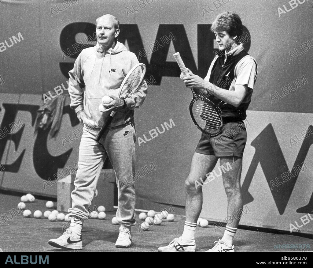 Göteborg 1984-12-12. John Anders Jonte Sjögren - tennisspelare och framgångsrik tränare bland annat för Mats Wilander och det svenska Davis Cup-laget - här är han tillsammans med spelaren Anders Järryd *** Local Caption *** GP Foto: Thore Leykauff. KAMERAREPORTAGE.