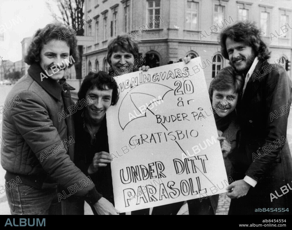 KARLSTAD 1976.. Sven-Ingvars dammar av sin "fiaskofilm" Under ditt parasoll och visar den gratis i samband med 20-årsjubileet. Välkomna hälsar från vänster Hasse Svensson, Robin Bailey, Sven-Olof Pettersson, Ingvar Karlsson och Sven-Erik Magnusson. *** Local Caption *** GP Foto: Walter Hedén / Kamerareportage / TT / Kod: 2524.