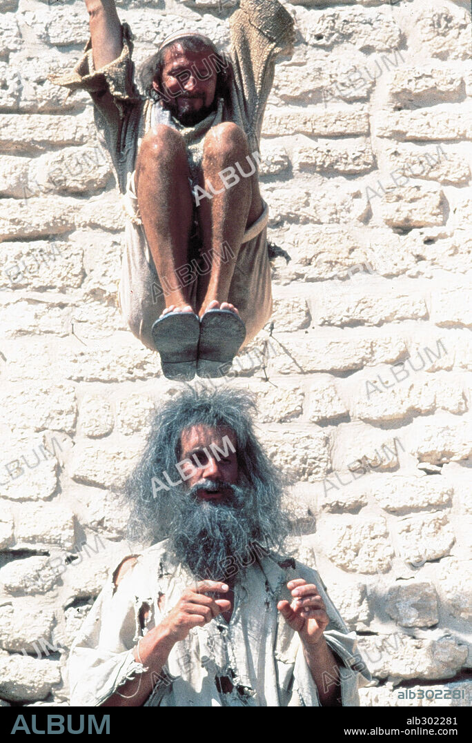 GRAHAM CHAPMAN y MICHAEL PALIN en LA VIDA DE BRIAN, 1979 (LIFE OF BRIAN), dirigida por TERRY JONES. Copyright MONTY PYTHON FILMS.