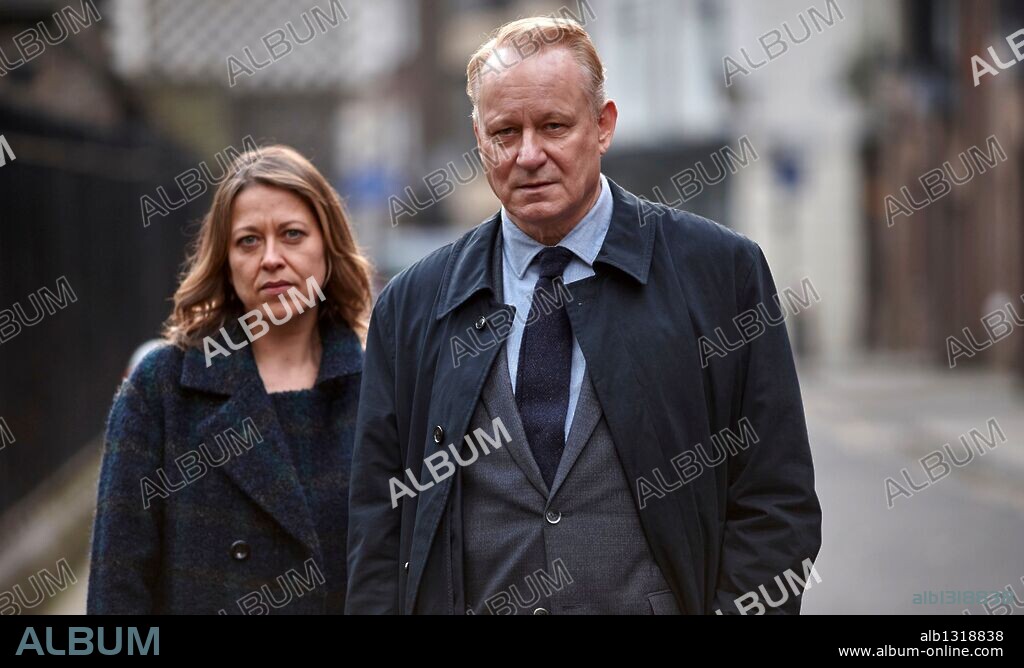 NICOLA WALKER and STELLAN SKARSGARD in RIVER, 2015, directed by RICHARD LAXTON and TIM FYWELL. Copyright BBC ONE.