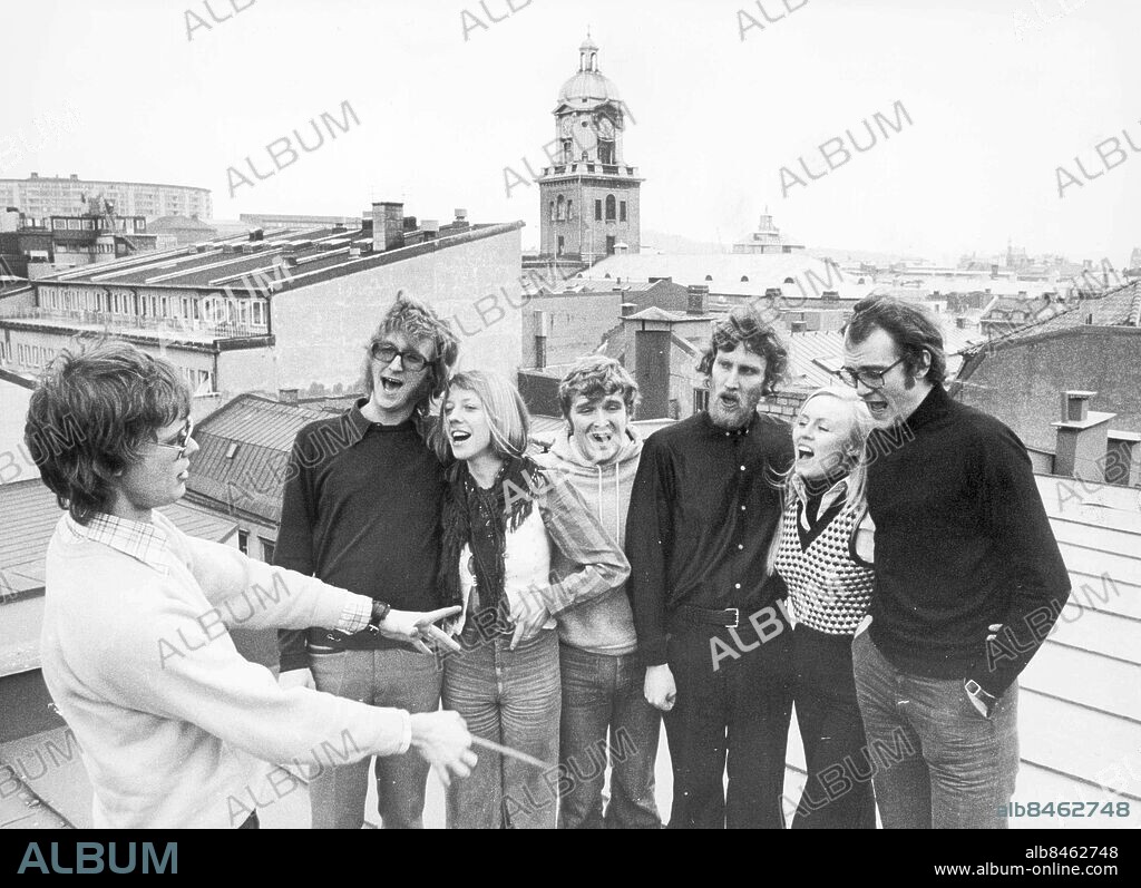 Göteborg 1974-03-15. Den 30 mars är det premiär för Atelierteaterns försenade Nyårskabaré, Musiken har Bo Maniette - längst till vänster skrivit - Ensemblen i blåsvädret är Lars Olsen, Anita Nyman, Åke Wendehög, Jocke Olsson (inspicient) Laila dahlin och Björn Paijkull *** Local Caption *** GP Foto: Gillis Supkiewicz. KAMAREREPORTAGE.
