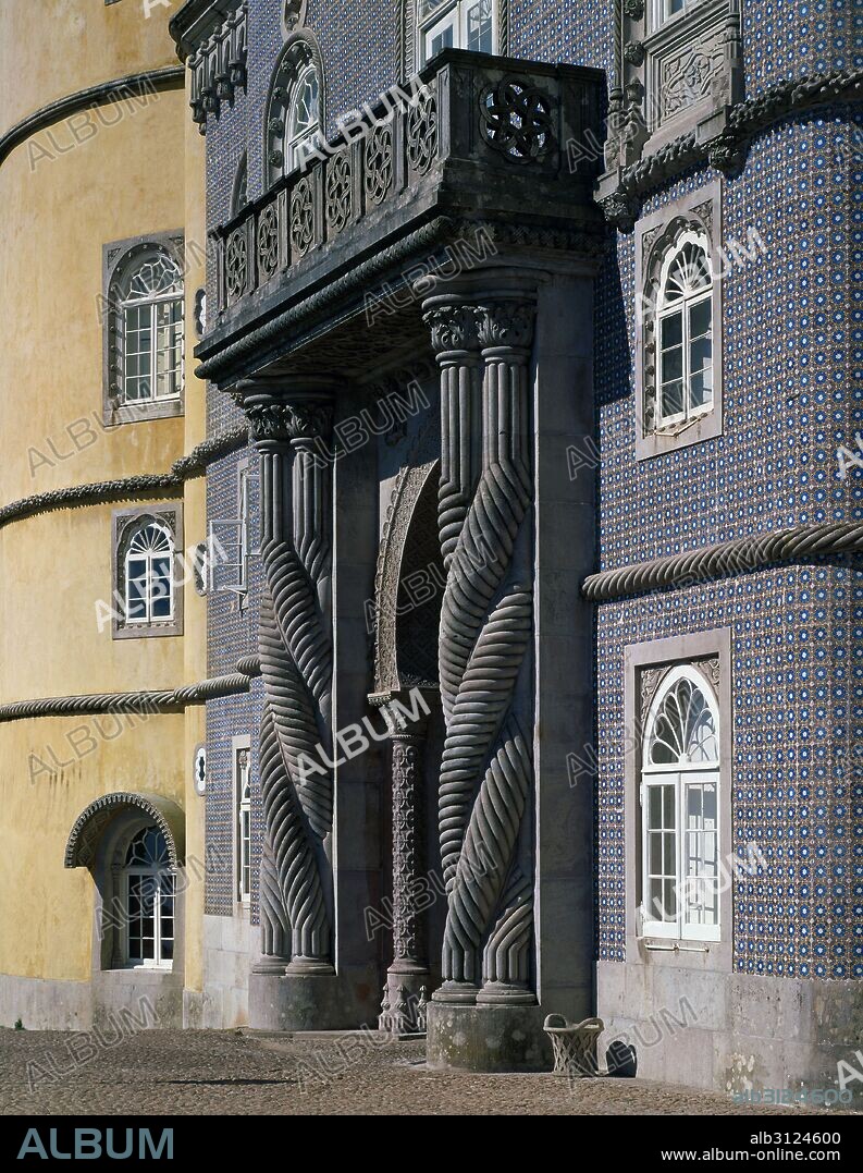 Palacio Nacional Da Pena, Sintra. Siglo XIX. Conjunto de Portada y Balcón. Reproducción del Palacio de Justicia de Alhandra. Portugal.