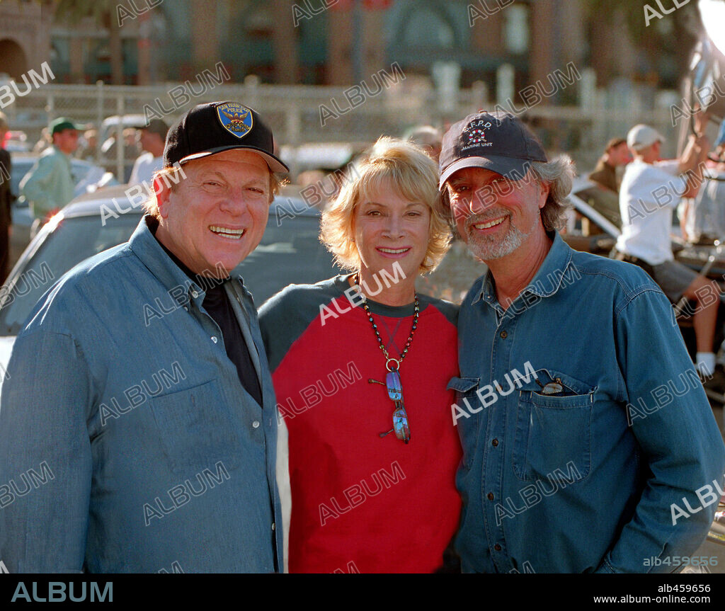 ANNE KOPELSON, ARNOLD KOPELSON and PHILIP KAUFMAN in TWISTED, 2004, directed by PHILIP KAUFMAN. Copyright TM/PARAMOUNT PICTURES / EMERSON, SAM.