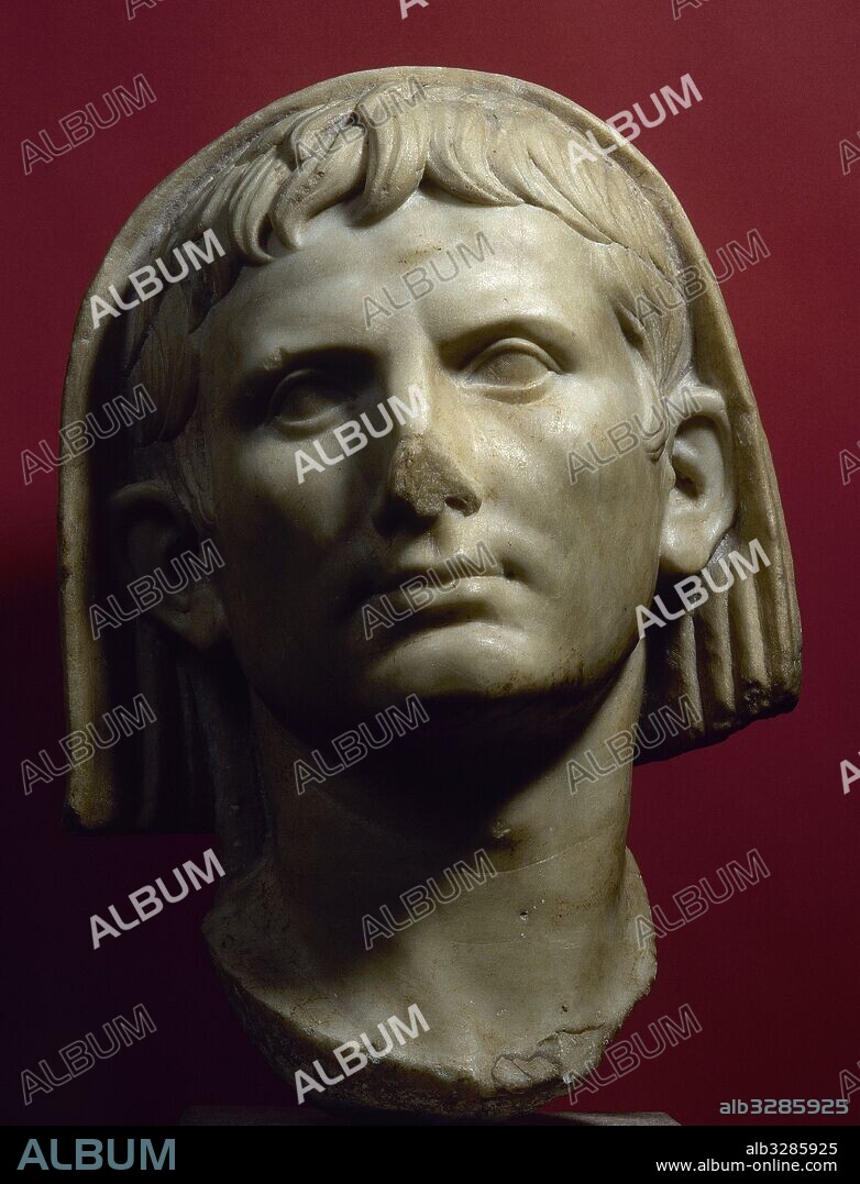AUGUSTO, Cayo Julio Octavio (Roma,61 a. C. -Nola,14 d. C.). Primer emperador romano e hijo adoptivo de César. Augusto togado. Retrato de Augusto como Sumo Pontífice. Fechado a principios del siglo I d. C. Museo Nacional de Arte Romano. Mérida. Provincia de Badajoz. Extremadura. España.