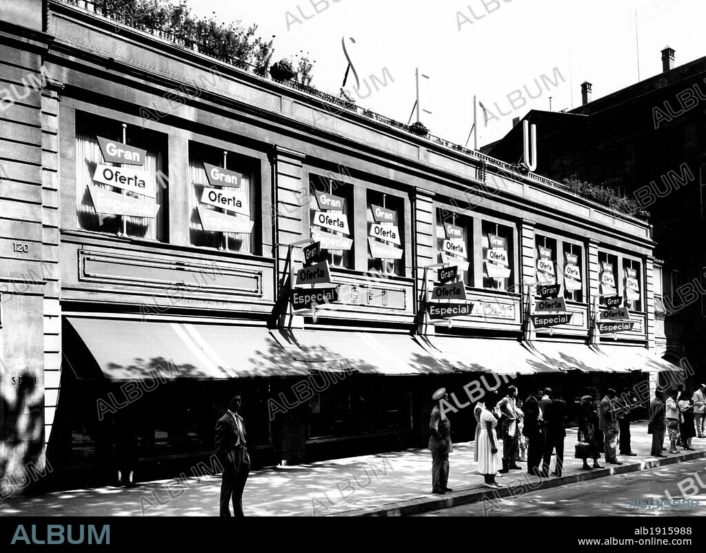 Almacenes SEPU en las Ramblas de Barcelona. Agosto de 1957.