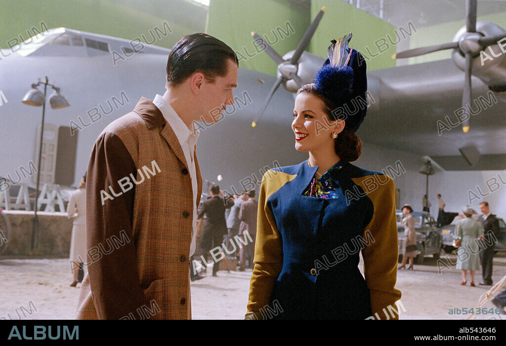 KATE BECKINSALE and di caprio. KATE BECKINSALE and Leonardo DiCaprio in THE AVIATOR, 2004, directed by MARTIN SCORSESE. Copyright MIRAMAX FILMS / COOPER, ANDREW.