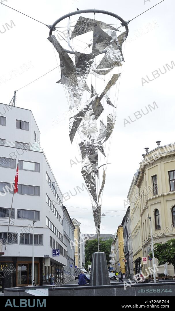 Sven Pahlsson (n.1965). Artista noruego. Fuente y escultura en la Plaza San Olaf, 2008. Acero. Oslo. Noruega.