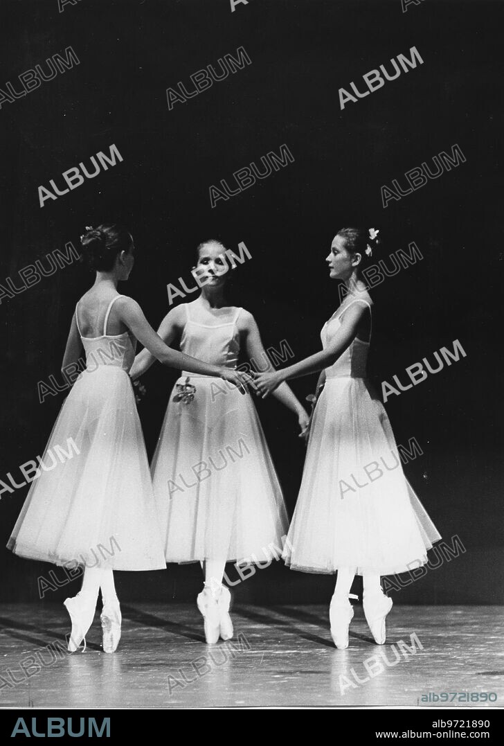 Infanta Elena, ballet dancer. Her Royal Highness, Infanta Doña Elena de Borbón, eldest daughter of the Kings of Spain, has participated as a student at the Mercedes Hielscher ballet school, under the direction of Conchita Huarte-Mendicoa, in a gala held at the theater of the Zarzuela, from Madrid.