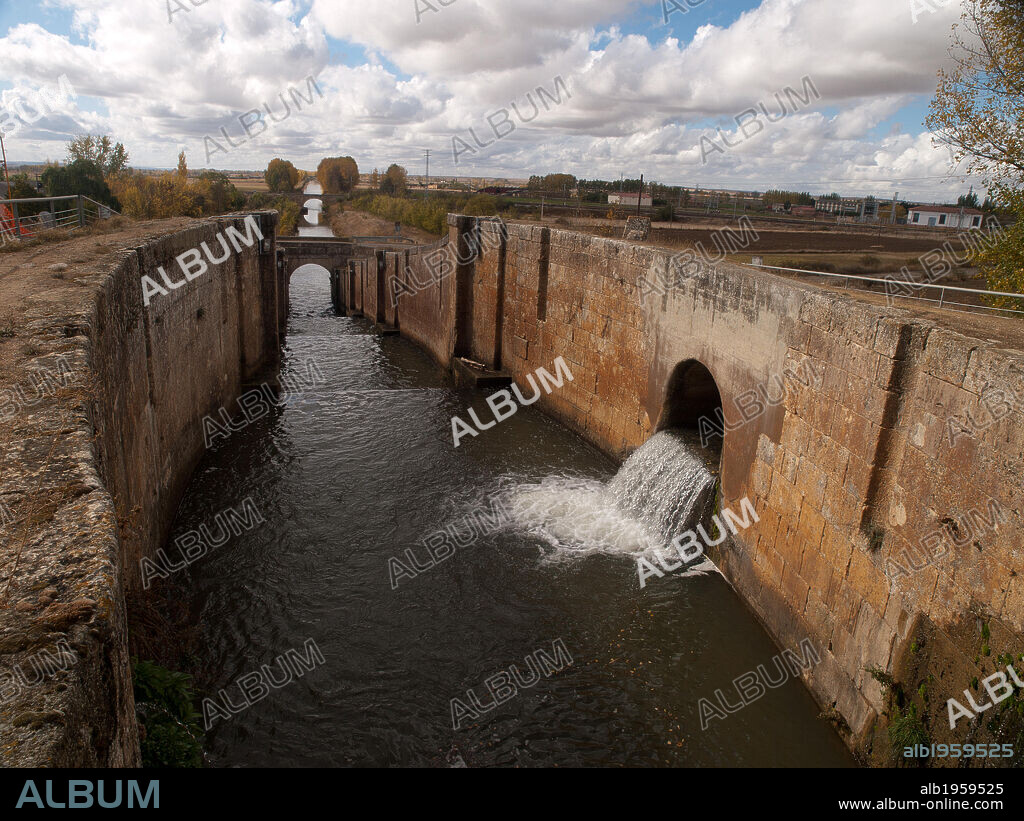 CANAL DE CASTILLA. Perteneciente a la cuenca del río Duero, toma sus aguas del río Pisuerga, a la altura de Alar del Rey. ESCLUSAS DEL CANAL a su paso cerca de FROMISTA. Provincia de Palencia. Castilla-León. España.
