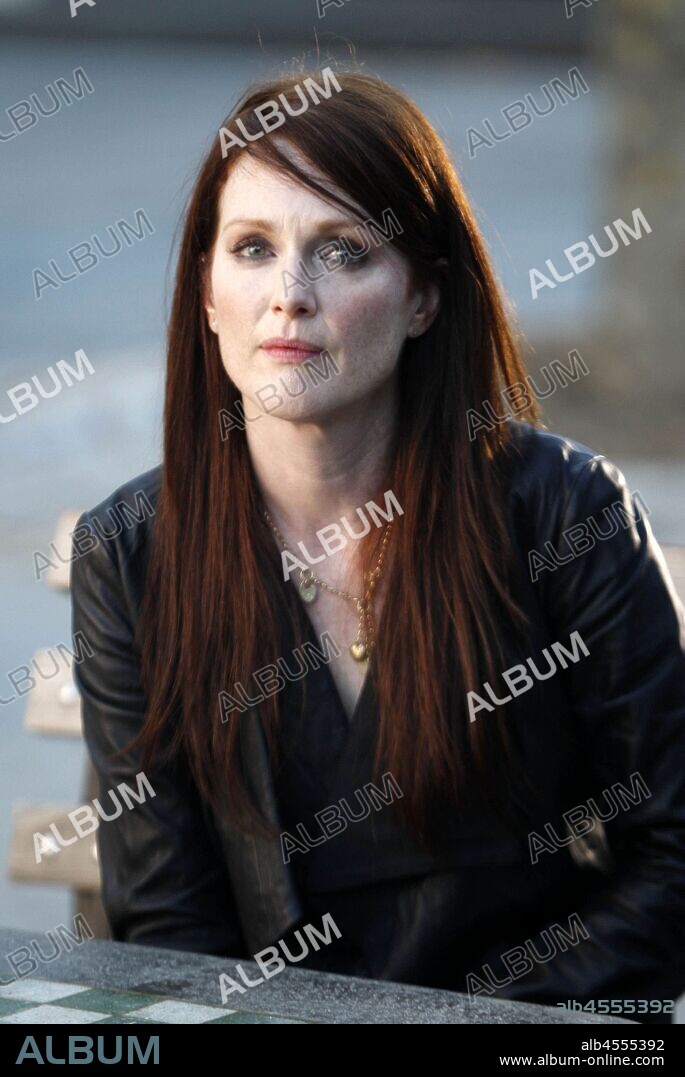 JULIANNE MOORE en QUE HACEMOS CON MAISIE?, 2012 (WHAT MAISIE KNEW), dirigida por DAVID SIEGEL y SCOTT MCGEHEE. Copyright RED CROWN PRODUCTIONS.