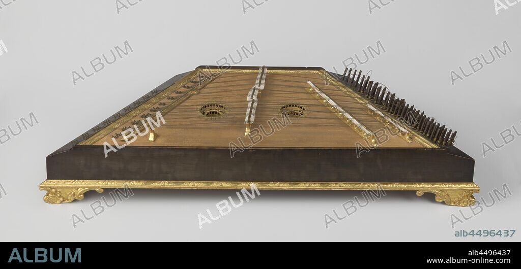 Psaltery or dulcimer, Psaltery, Dulcimer (or salterio) with gilt edges and feet and two gilt rosettes, originating from Prince Willem V. Marked: Da Antonio Battaglia Factory of Salterj abitante in Milano ... Anno 1769., Antonio Battaglia, Milaan, 1769, spruce (wood), ebony (wood), maple (wood), softwood, iron (metal), paper, brass (alloy), w 75.2 cm × d 35.5 cm × h 9.0 cm.