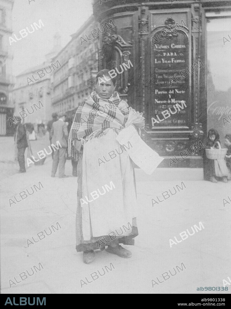 Madrid, 1899. Gitana vendiendo lotería por las calles de la capital.