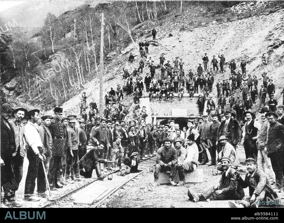 Simplon (Walliser Alpen), Simplontunnel. (Eisenbahntunnel zwischen Brig (Schweiz). und Iselle (Italien), erbaut 1898 bis. 1906). Gruppe von Arbeitern vor dem Eingang des Tunnels. Foto, um 1899.