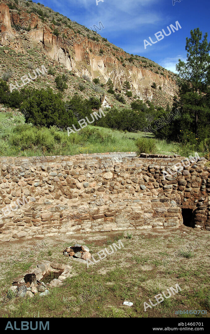 ARTE PREHISTORICO. NEOLITICO. AMERICA. CULTURA ANASAZI. Ancestros de los Indios Pueblo. MONUMENTO NACIONAL BANDELIER (BANDELIER NATIONAL MONUMENT). Vista de la GRAN KIVA, donde se celebraban las ceremonias rituales. Estado de Nuevo México. Estados Unidos.