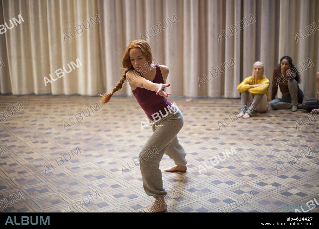 DAKOTA JOHNSON en SUSPIRIA, 2018, dirigida por LUCA GUADAGNINO. Copyright FRENESY COMPANY.
