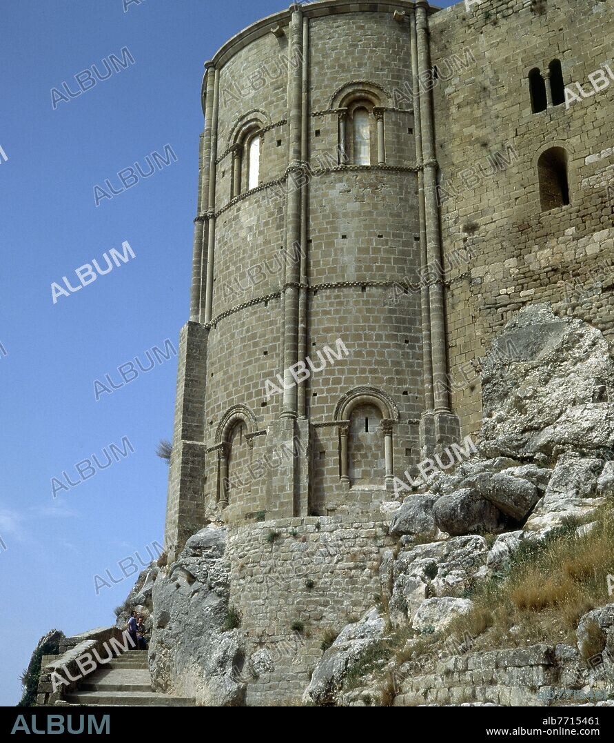ABSIDE Y CRIPTA DE LA IGLESIA DEL CASTILLO DE LOARRE - SIGLO XII - ROMANICO ARAGONES.