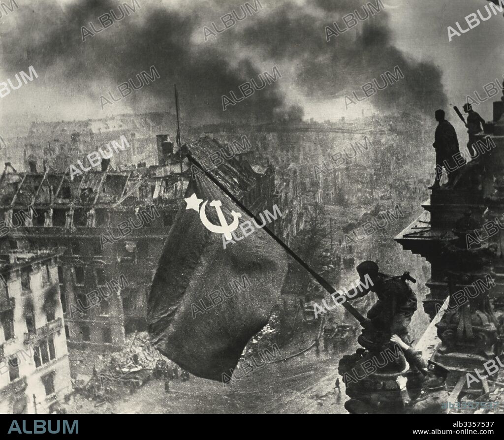 YEVGENY KHALDEI. Raising a flag over the Reichstag.