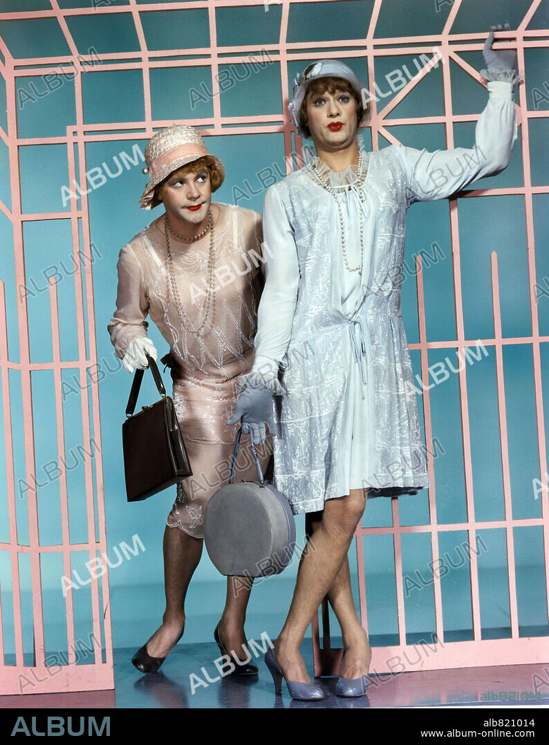 JACK LEMMON y TONY CURTIS en CON FALDAS Y A LO LOCO, 1959 (SOME LIKE IT HOT), dirigida por BILLY WILDER. Copyright UNITED ARTISTS.