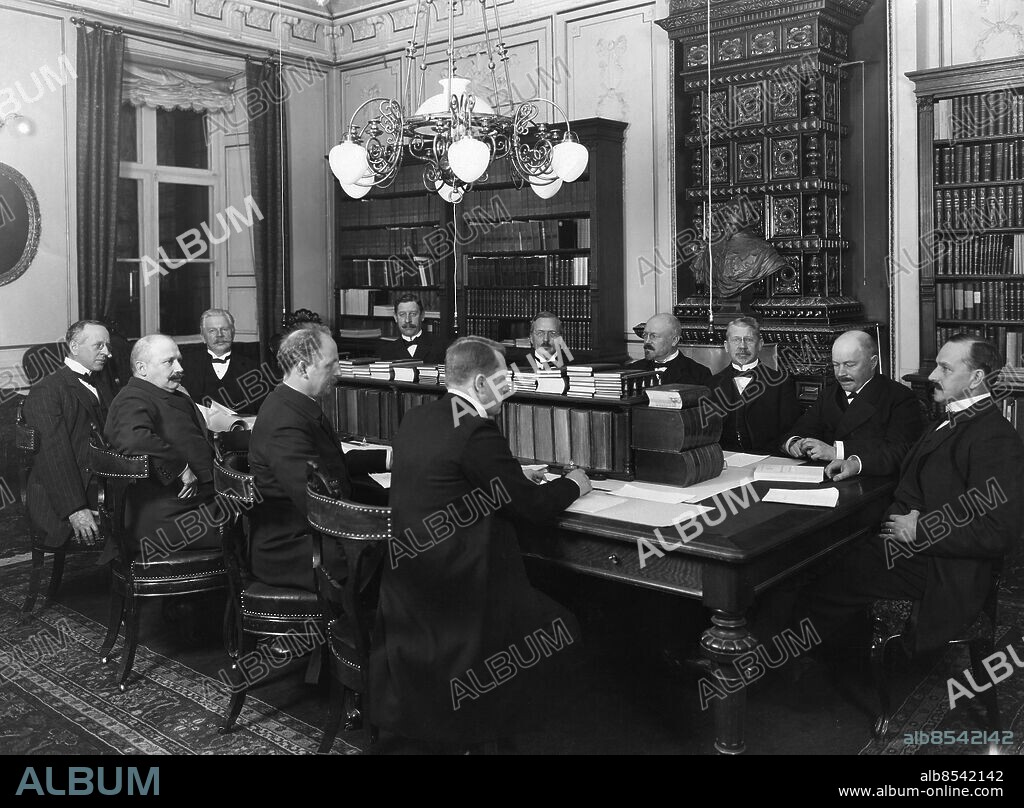 STOCKHOLM 1911 . Statsminister Karl Staaff med sin regering. Från vänster: Albert Ehrensvärd, utrikesminister, Axel Schotte, civilminister, Karl Staaff, statsminister, David Bergström, krigsminister, Alfred Petersson, jordbruksminister, Bror Petrén, konsultativt statsråd, Fridtjuv Berg, ecklesiastikminister, Theodor Adelswärd, finansminister, Jacob Larsson, sjöförsvarsminister, Gustaf Sandström, justitieminister, Karl Johan Stenström, konsultativt statsråd.. Foto: Axel Malmström / DN / TT / Kod: 37.