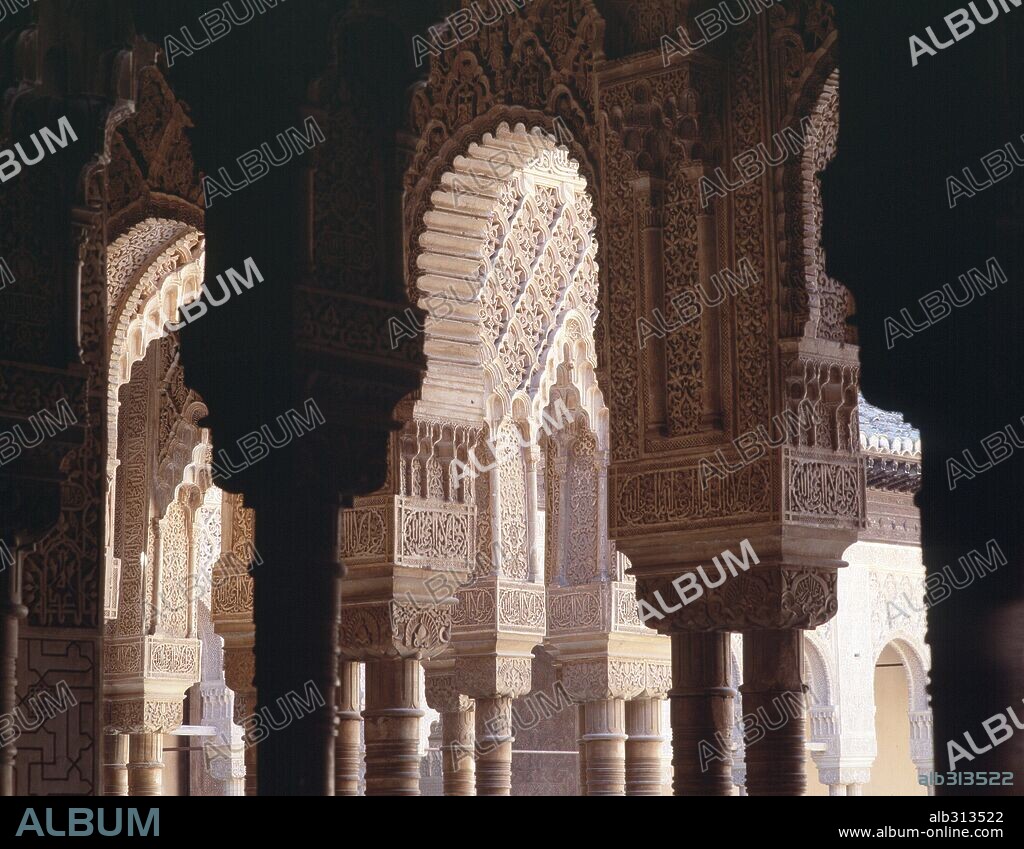 Patio con columnas, Patio de los Leones, La Alhambra. Granada, España.