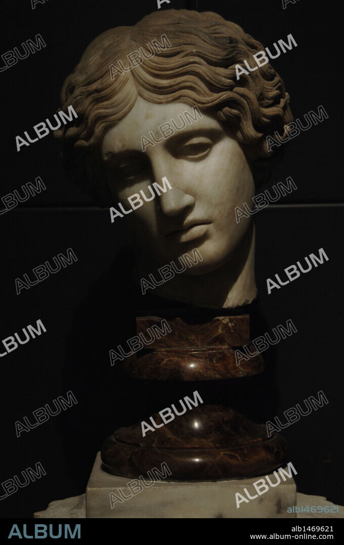 ARTE ROMANO. ITALIA. CABEZA DE UNA AMAZONA. Copia de un bronce original realizado en Efeso entre el 440 y 430 a. C. Procede del área próxima al Auditorium (1874). Museos Capitolinos. Roma.
