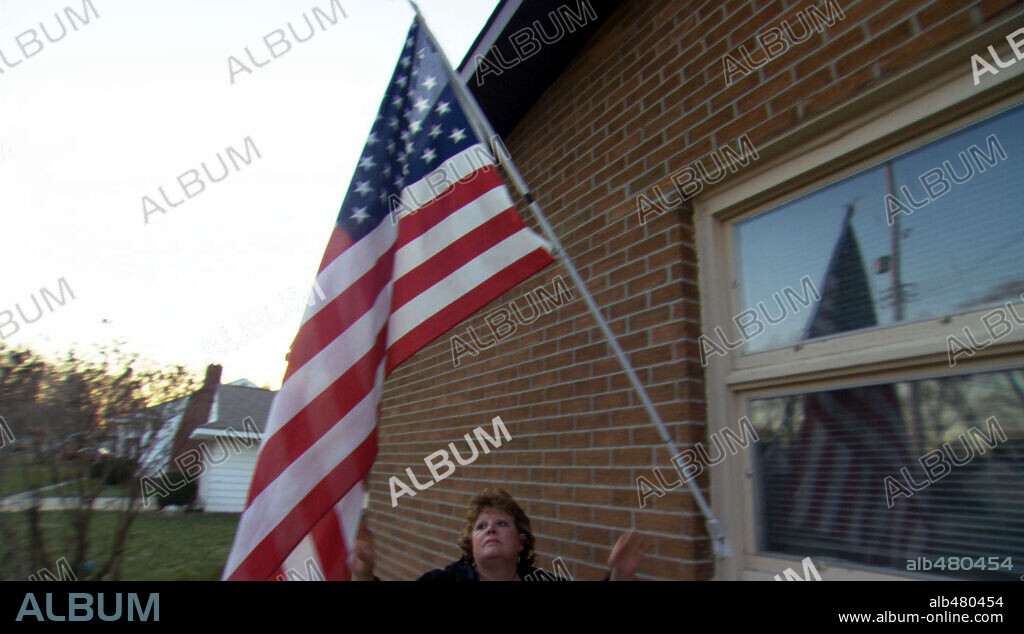 FAHRENHEIT 9/11, 2004, dirigida por MICHAEL MOORE. Copyright DOG EAT DOG FILMS.