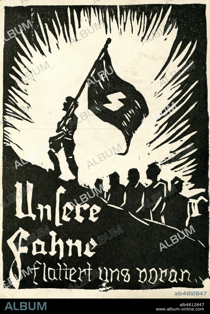 'Unsere fahne flattert uns voran' (Notre drapeau flotte vers l'avant). En avant! En avant! était une chanson de propagande de la jeunesse hitlérienne ecrite en 1933 par Baldur von Schirach , melodie de Hans Otto Borgmann . Carte postale allemande des jeunesses hitleriennes vers 1930 1940. Credit : IM/KHARBINE-TAPABOR.