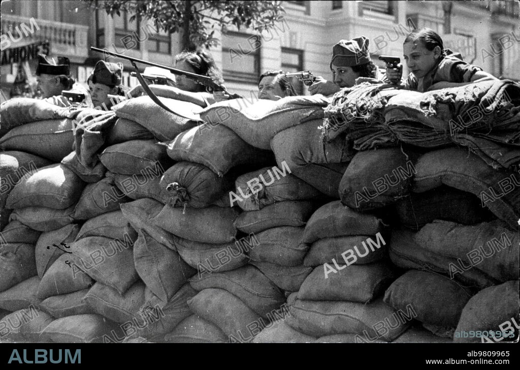 Valencia. 25/7/1936. Milicianas en una trinchera de la calle Colón.