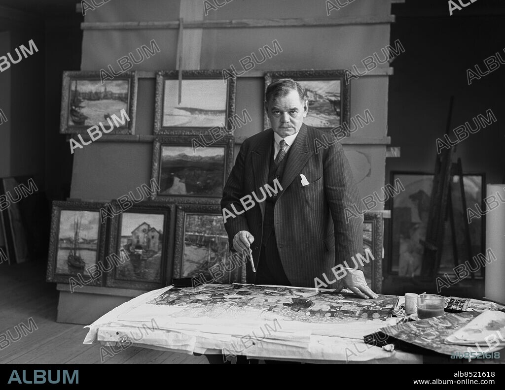 STOCKHOLM 1932. Professor och konstnär Olle Hjortzberg i sin ateljé. Foto: TT Historical / Kod: 1902.